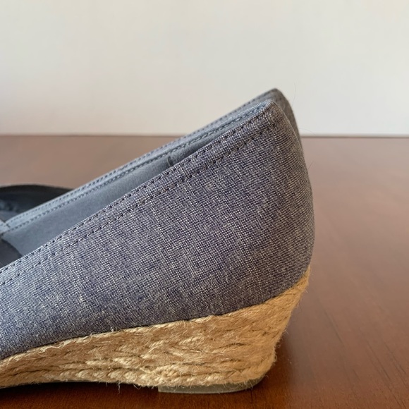 Cute denim “Lindsey” wedges by Coach and Four Sz 9 NWB - Picture 3 of 9